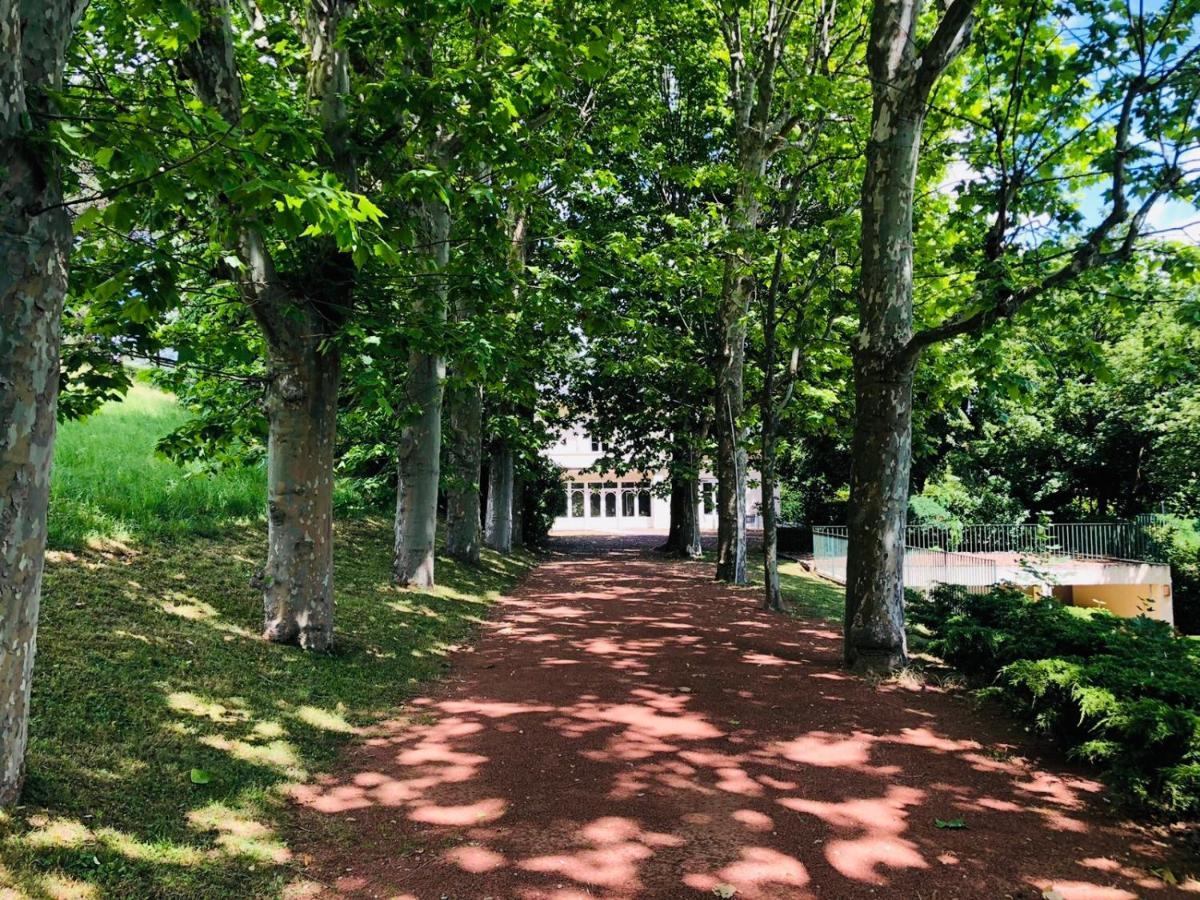 La Souveraine Saint-Genis-Laval Kültér fotó
